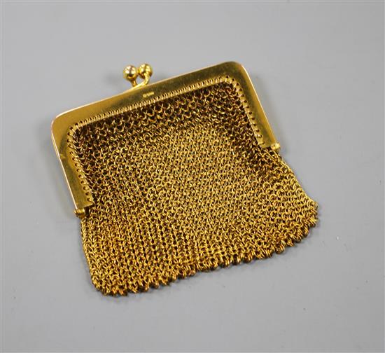 A small 9ct gold mesh link purse. 6cm